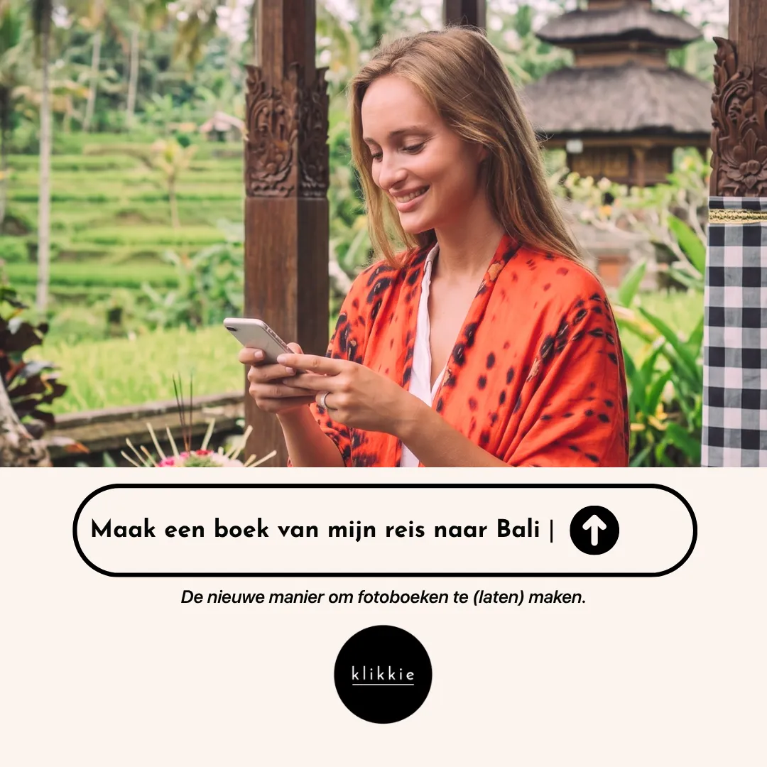 Iemand maakt met klikkie een fotoboek van een reis naar Bali op de telefoon