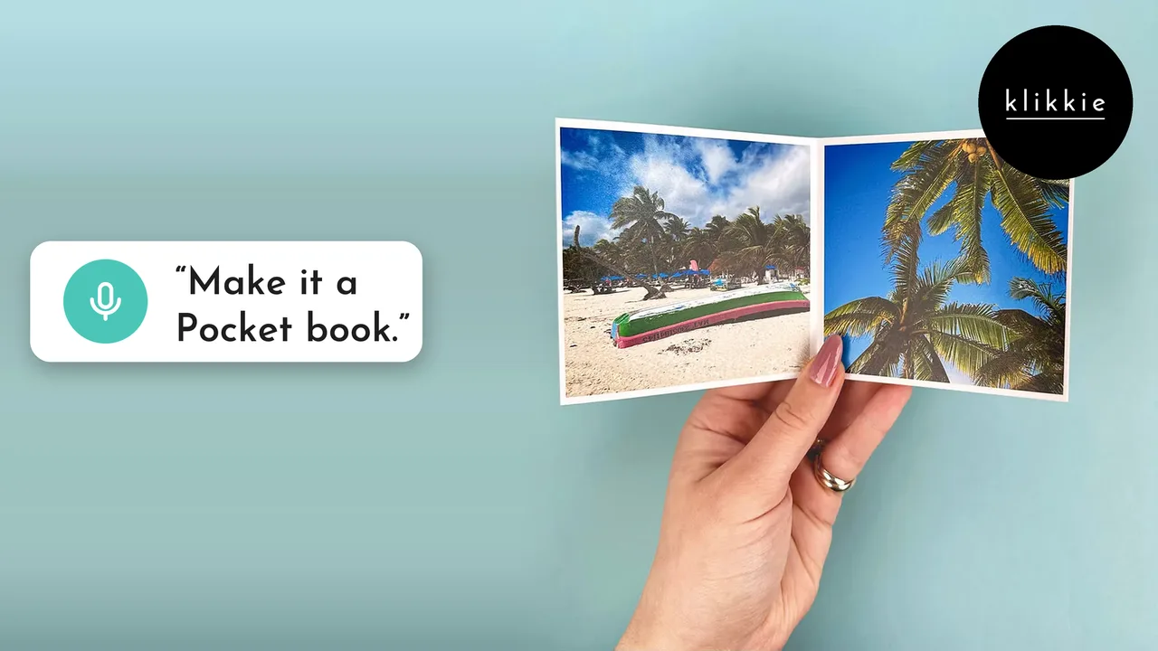 Een hand met een klein open klikkie Pocket-fotoboekje met strandfoto’s, met de woorden “Make it a Pocket book.”