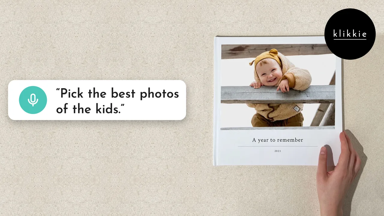 Een hand bij een klikkie Large-fotoboek met een lachende baby en “A year to remember” op de cover, met de woorden “Pick the best photos of the kids.”