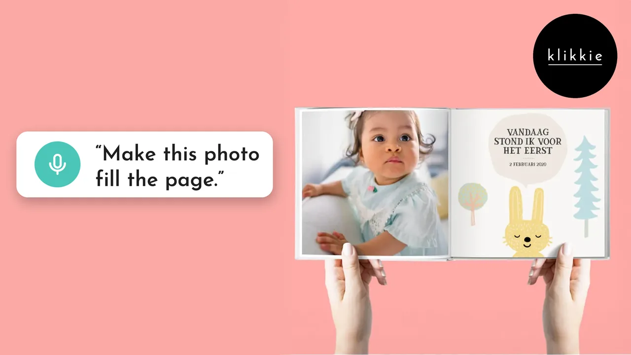 Handen met een open klikkie fotoboek waarin een babyfoto de hele linkerpagina vult, met de woorden “Make this photo fill the page.”