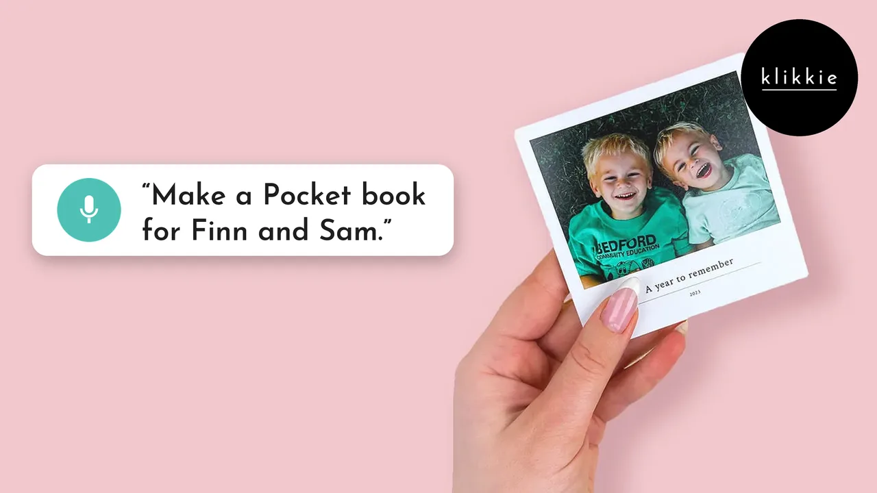 Fotoboek voor kinderen: een hand met een klein klikkie Pocket fotoboek met twee lachende jongens op de cover, en een tekstballon: maak een Pocket boek voor Finn en Sam