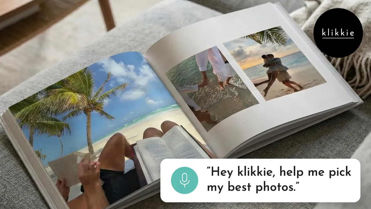 Een open klikkie fotoboek met strandfoto’s op de bank, met de tekst “Hey klikkie, help me pick my best photos.”