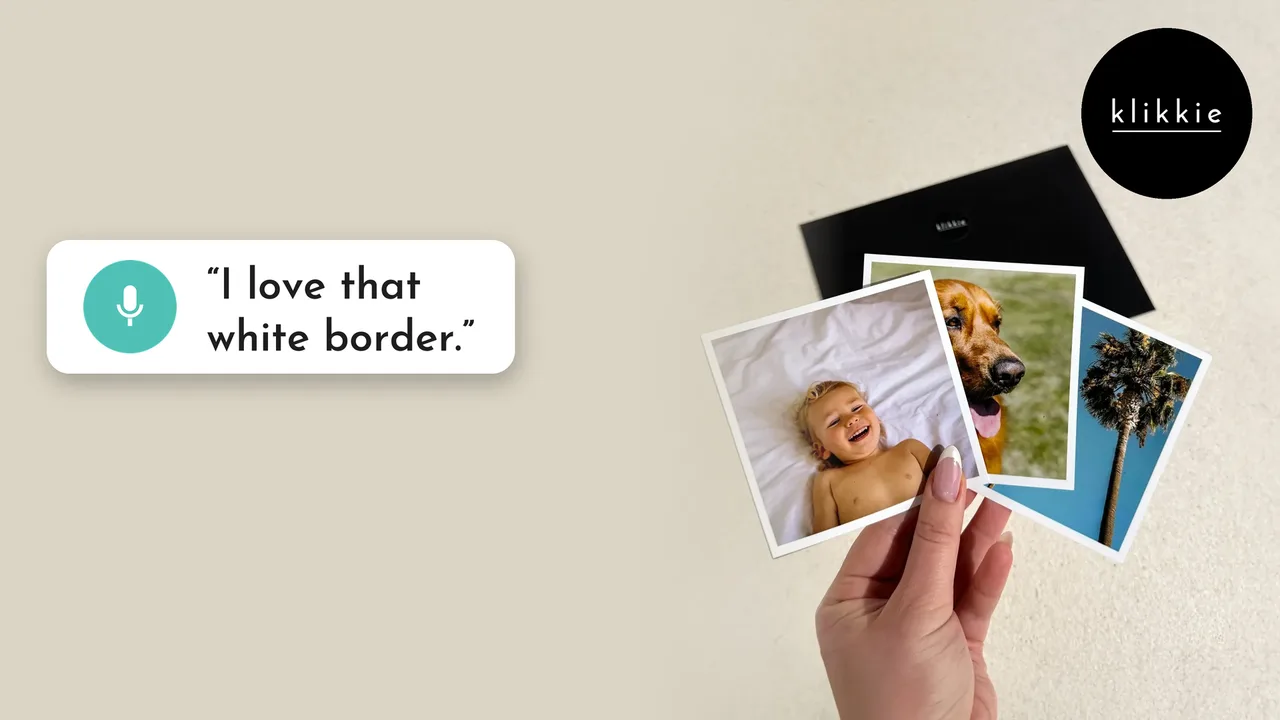 Retro fotoprints met een witte rand in één hand, boven een zwarte klikkie envelop