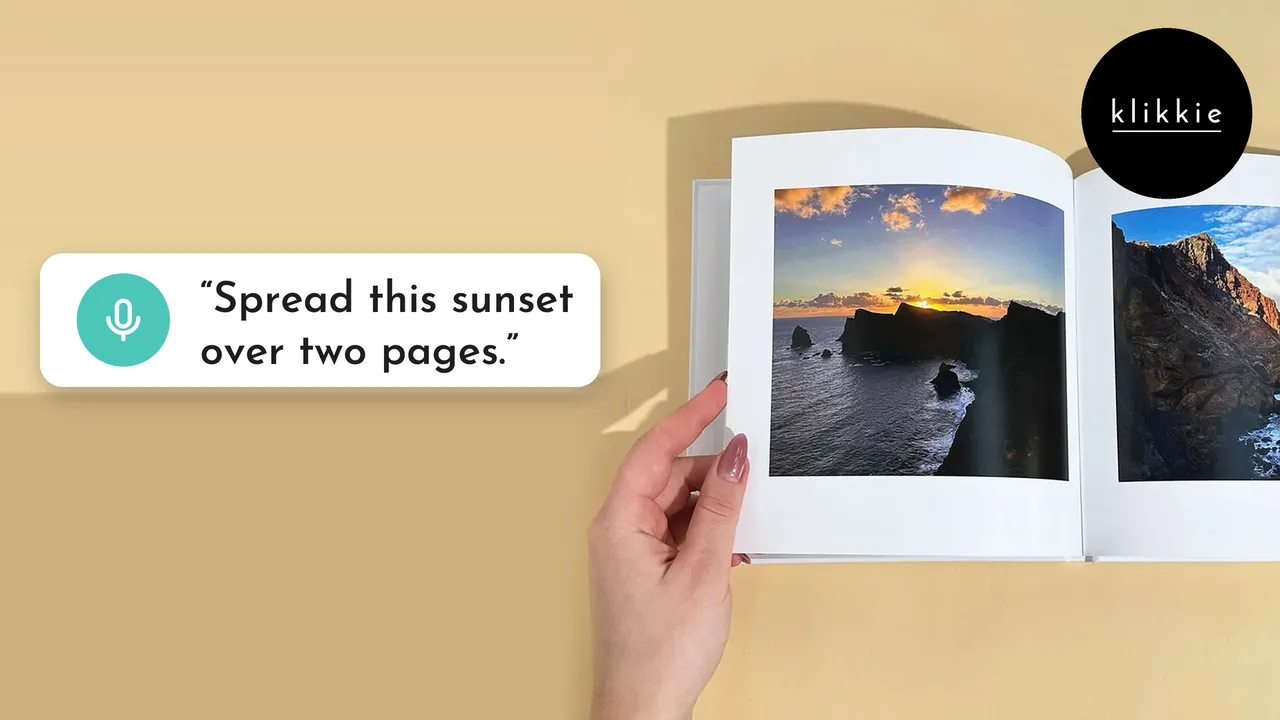 Een hand houdt een open klikkie fotoboek vast met een zonsondergang boven zee, met de woorden “Spread this sunset over two pages.”