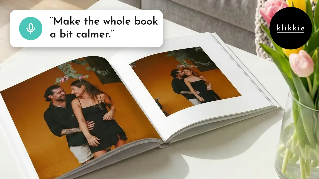Een open klikkie fotoboek op een salontafel met tulpen, met de tekst “Make the whole book a bit calmer.”