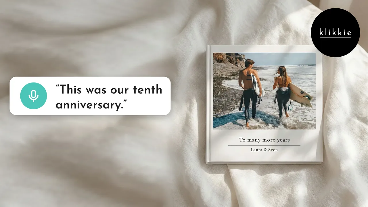 Een klikkie fotoboek met een stel op het strand en “To many more years” op de cover, met de woorden “This was our tenth anniversary.”