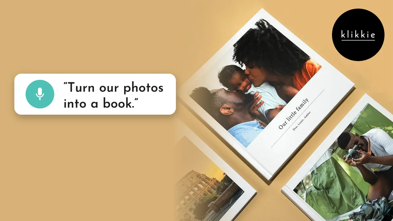 Een klikkie fotoboek gemaakt van gezinsfoto's op een telefoon, met een tekstballon: maak een boek van onze foto's