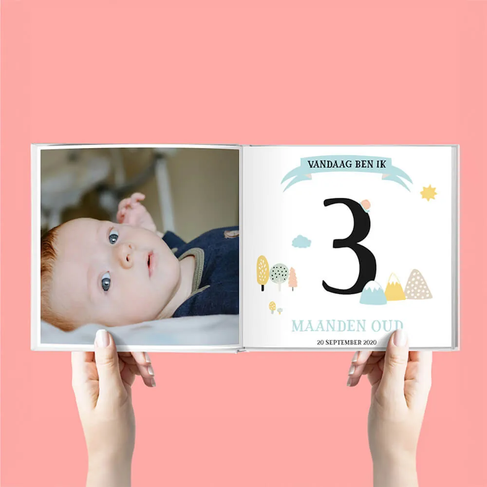 Een opengeslagen klikkie babyfotoboek met een babyfoto naast een pagina over drie maanden oud
